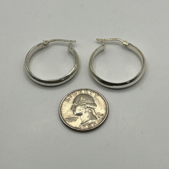 Pierced Hoop Earrings Shiny Silver Tone 1 inch‎ Saddleback Hinged Closure - Picture 7 of 7
